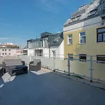 Grosse Terrasse, Klimaanlage Und U-Bahn Naehe