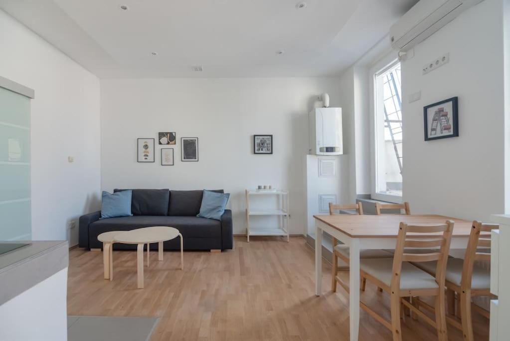 Appartement Grosse Terrasse, Klimaanlage Und U-bahn Naehe Wenen