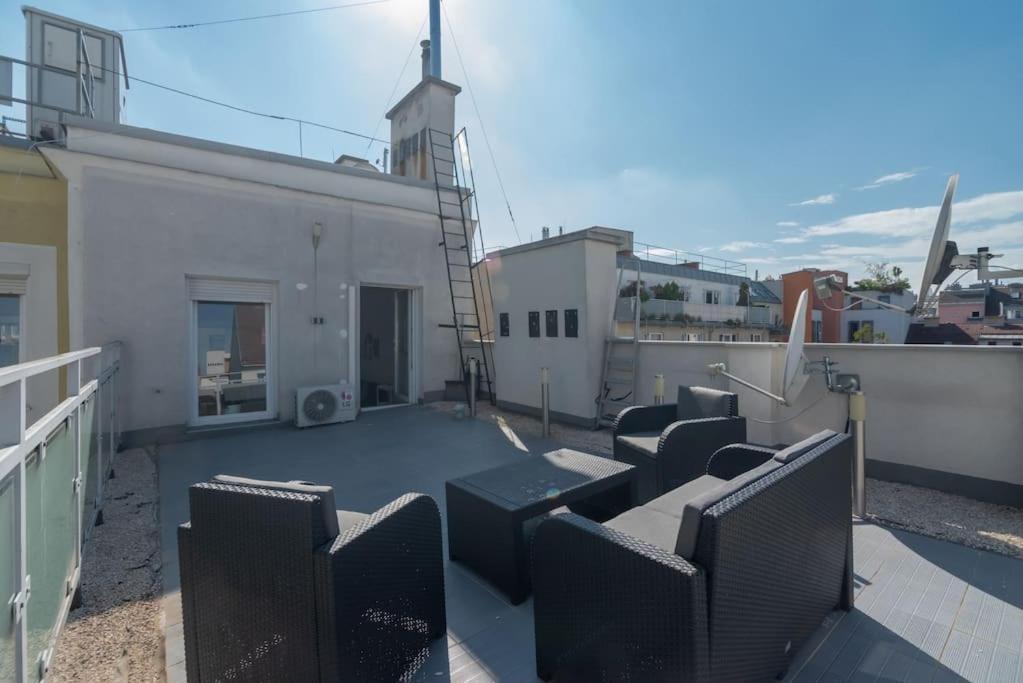 Appartement Grosse Terrasse, Klimaanlage Und U-bahn Naehe *