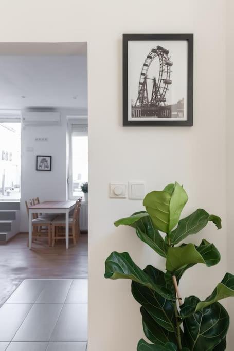 Grosse Terrasse, Klimaanlage Und U-bahn Naehe Appartement