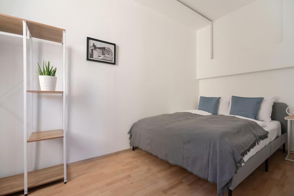 Grosse Terrasse, Klimaanlage Und U-bahn Naehe Appartement
